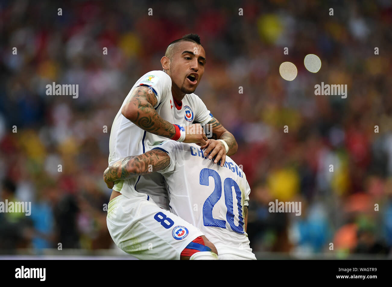 Rio de Janeiro, 18 giugno 2014. Il giocatore di calcio Charles Aránguiz celebra il suo obiettivo durante la partita, Spagna vs Cile, per la Coppa del mondo 2014 al ma Foto Stock