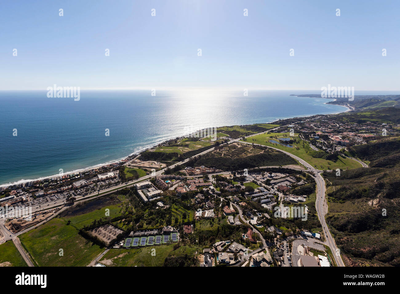 Vista aerea del pacific ocean view case vicino a Malibu Canyon Road in Malibu, California. Foto Stock