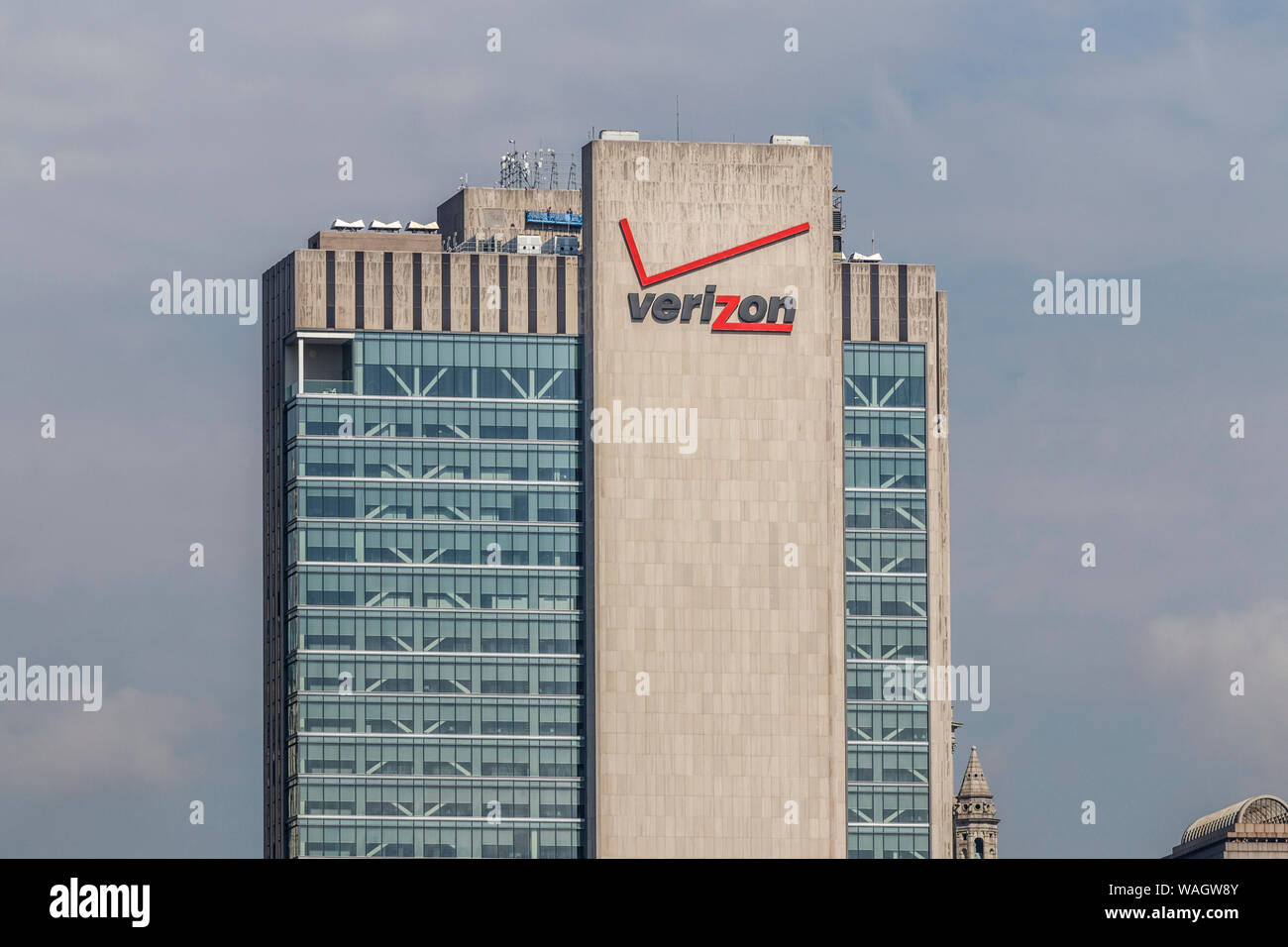 New York - Circa Agosto 2019: l'edificio Verizon a 375 Pearl Street. Verizon è in una gara per portare 5G reti cellulari sul mercato VII Foto Stock