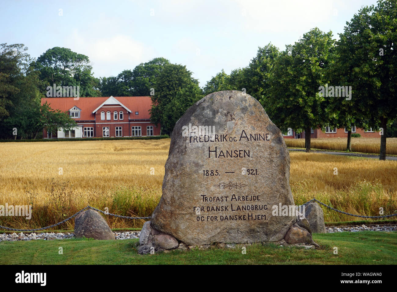 ASKOV, Danimarca - circa nel luglio 2019 un monumento di Frederik e Anine Hansen. Foto Stock