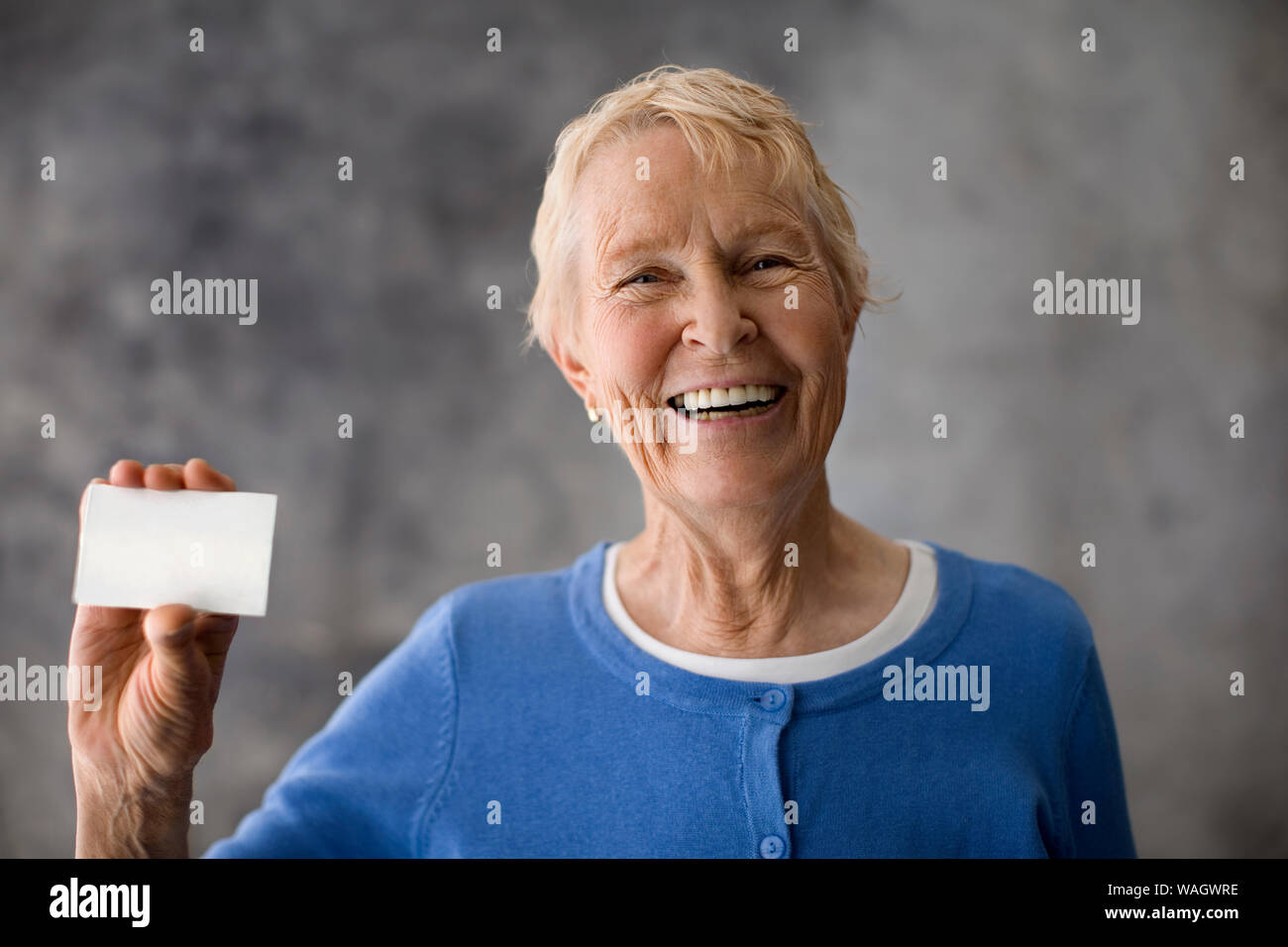 Senior donna con in mano una carta bianca. Foto Stock