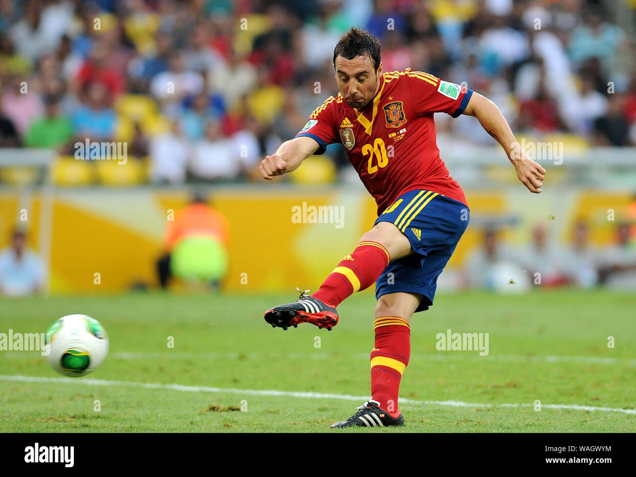 Rio de Janeiro, Brasile, 20 giugno 2013. Il calciatore spagnolo Santi Cazorla calcia per fare il suo obiettivo nella partita Spagna vs Tahiti per le confederazioni Foto Stock