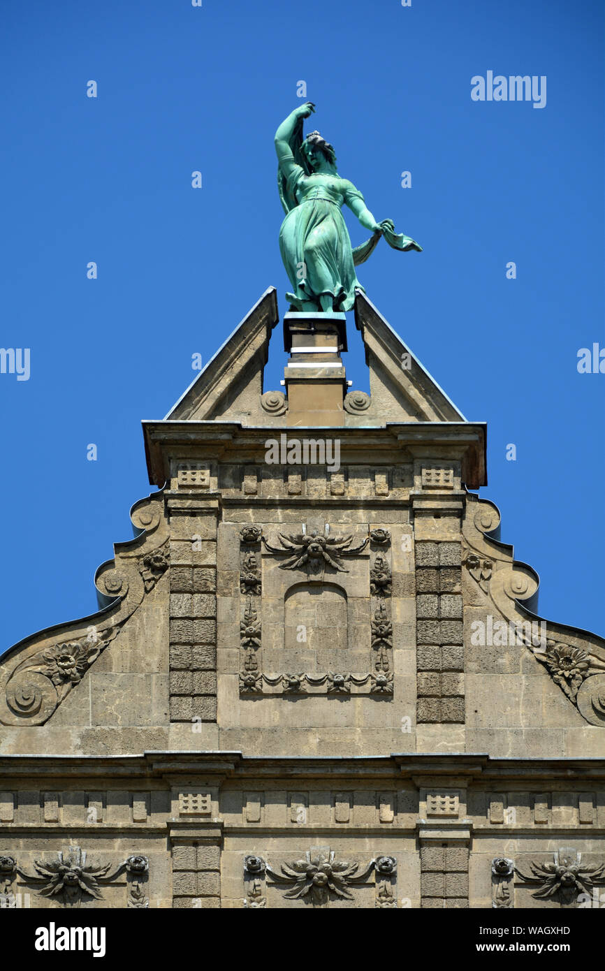 Timpano della Nicolaus Copernicus University di Torun - Polonia. Foto Stock