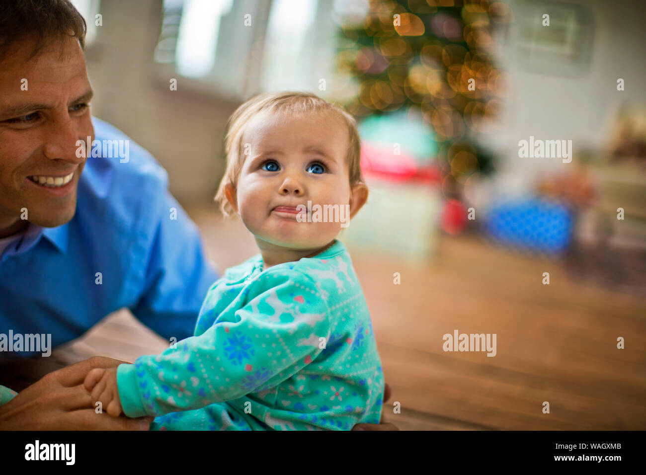 Padre felice di trascorrere del tempo con la sua bimba a Natale. Foto Stock