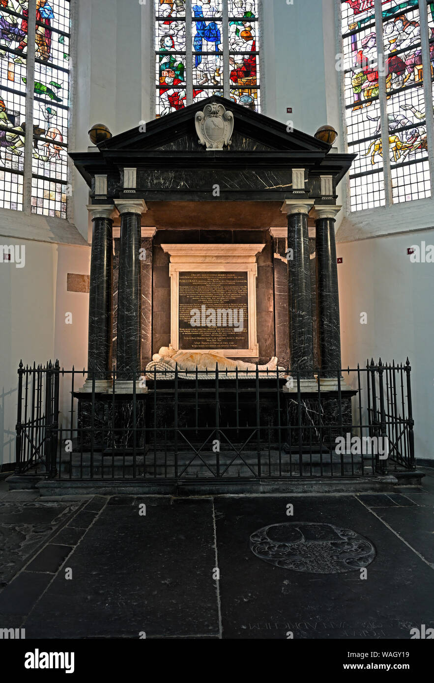 delft, paesi bassi - 2019.08.09: tomba dell'ammiraglio piet pieterszoon heyn (piet hein) (1577-1629) nella vecchia chiesa (oude kerk) Foto Stock
