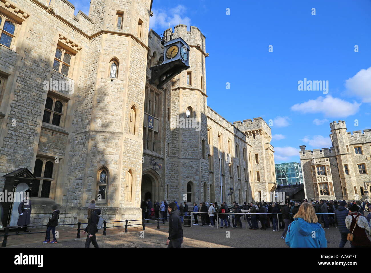 La messa in coda per vedere i gioielli della Corona, blocco di Waterloo, interno Ward, Torre di Londra City di Londra, Inghilterra, Gran Bretagna, Regno Unito, Gran Bretagna, Europa Foto Stock