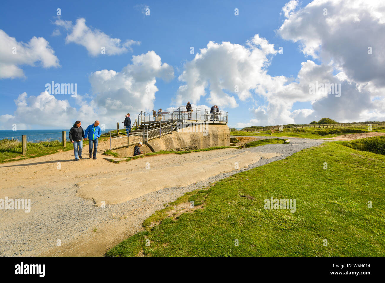 I turisti visita un tedesco di guerra mondiale 2 bunker a Pointe du Hoc, sulla costa della Normandia Francia, la posizione degli alleati d giorno invasione nel 1944. Foto Stock