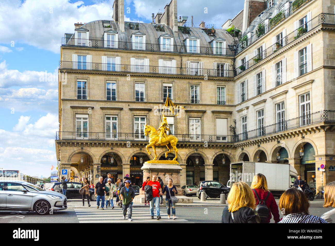 Un bronzo dorato scultura equestre di Giovanna d'arco da Emmanuel Frémiet nella Place des Pyramides a Parigi Francia come turisti a piedi l'intersezione Foto Stock