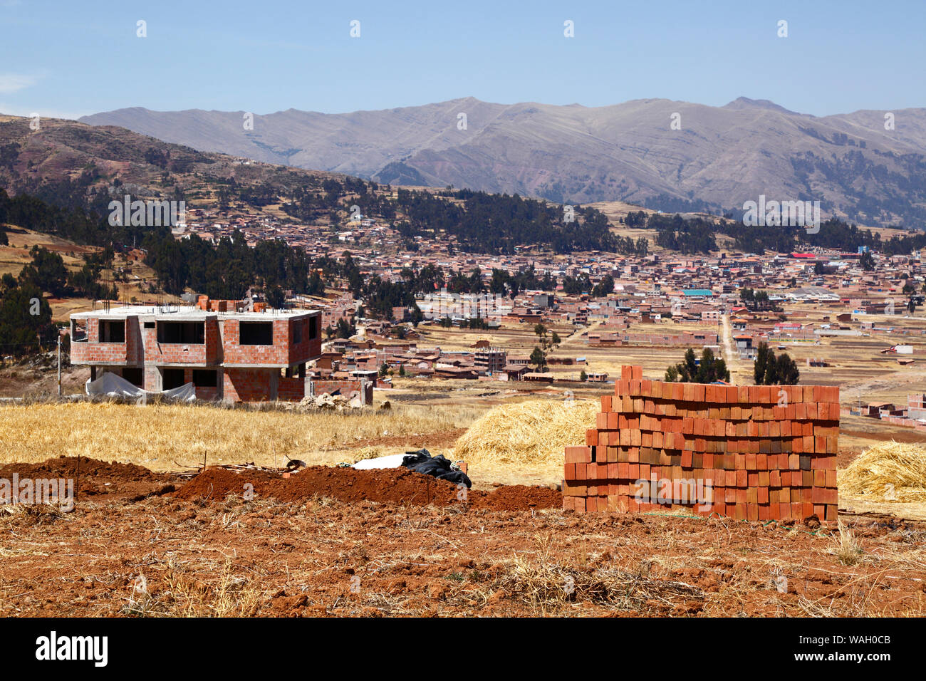 Edificio in costruzione a Nuevo Chinchero, vicino al villaggio originale di Chinchero (in background), finanziati mediante compensazione per il terreno acquistato dal governo da familiies per la costruzione di un nuovo aeroporto di Cusco e Machu Picchu, regione di Cusco, Perù Foto Stock