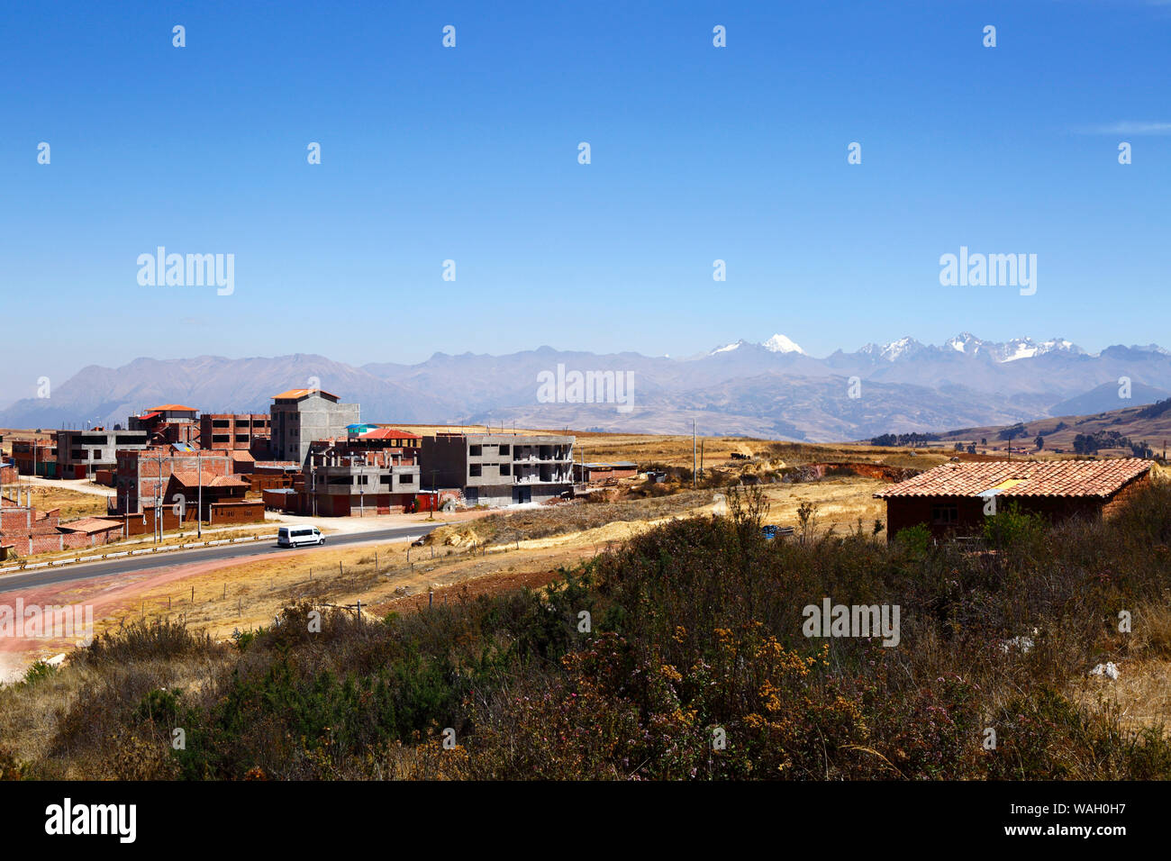 Edifici in costruzione a Nuevo Chinchero, vicino al villaggio originale di Chinchero, finanziati mediante compensazione per il terreno acquistato dal governo da familiies per la costruzione di un nuovo aeroporto di Cusco e Machu Picchu. Mt Salcantay è in background. Regione di Cusco, Perù Foto Stock