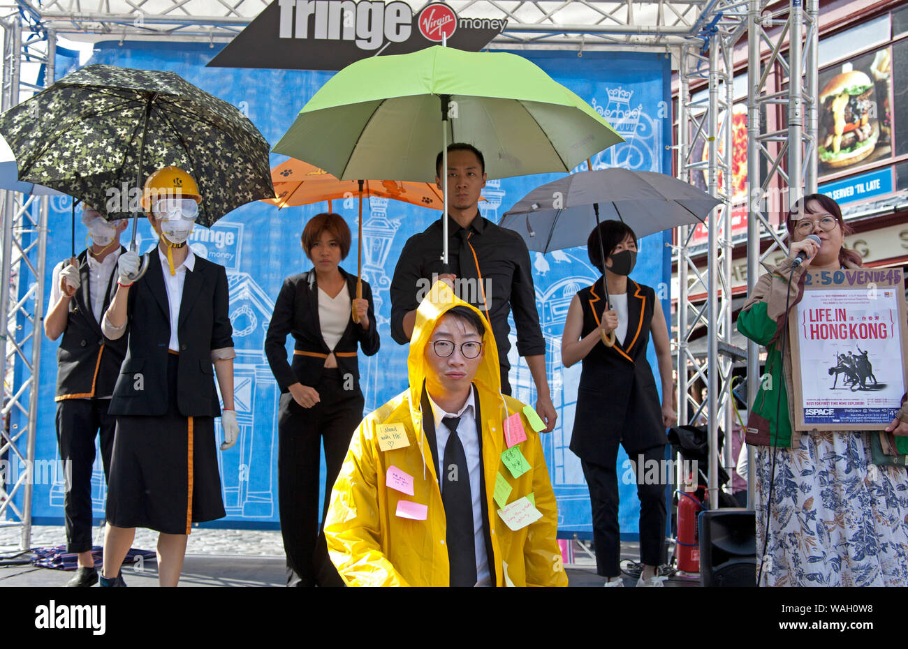 Edinburgh Fringe Festival Royal Mile, Scozia. Regno Unito. 20 agosto 2019. Membri del cast dalla vita di Hong Kong. Mime contemporaneo ispirato dalla vita quotidiana, collaging everday scene per mostrare le diverse facce di Hong Kong. Foto Stock