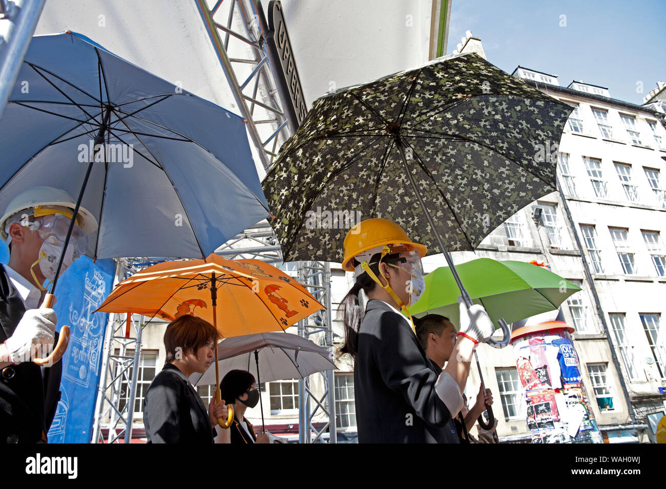 Edinburgh Fringe Festival Royal Mile, Scozia. Regno Unito. 20 agosto 2019. Membri del cast dalla vita di Hong Kong. Mime contemporaneo ispirato dalla vita quotidiana, collaging everday scene per mostrare le diverse facce di Hong Kong. Foto Stock