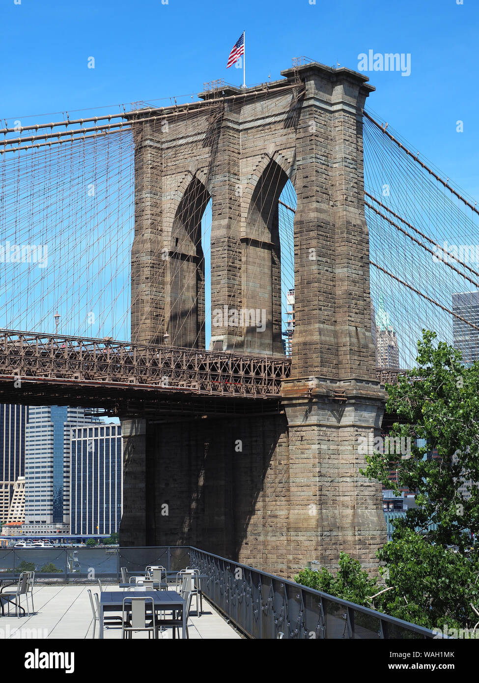 New York, NY, STATI UNITI D'AMERICA. Viste sul ponte di Brooklyn dalla storica e alla moda quartiere Dumbo. Splendida giornata estiva. Tempo di vacanza Foto Stock
