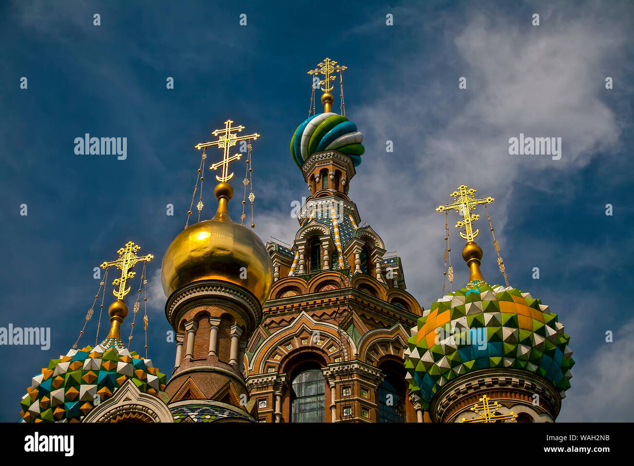 Cupole di cipolla della Chiesa del Salvatore sul sangue versato a San Pietroburgo, Russia Foto Stock