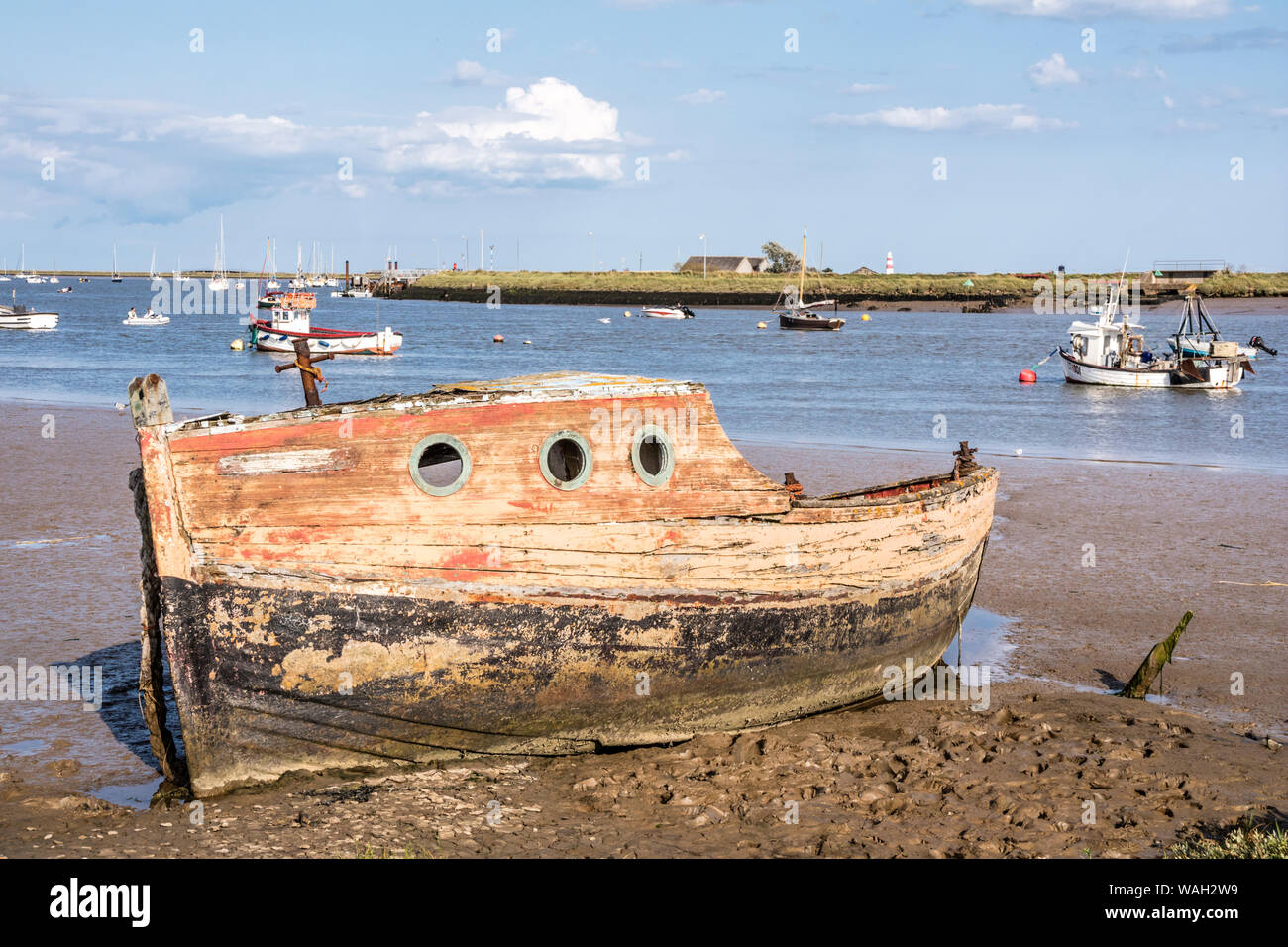 Vecchie barche sul Fiume Ore a Orford, costa di Suffolk, Inghilterra, Regno Unito Foto Stock