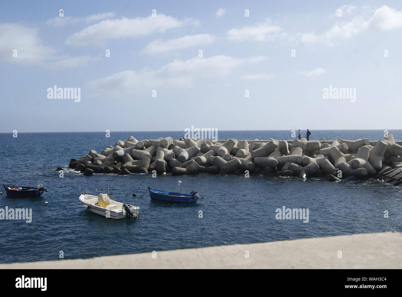 Les tétrapodes protégeant la ville de Funchal, Madère, Portogallo Foto Stock