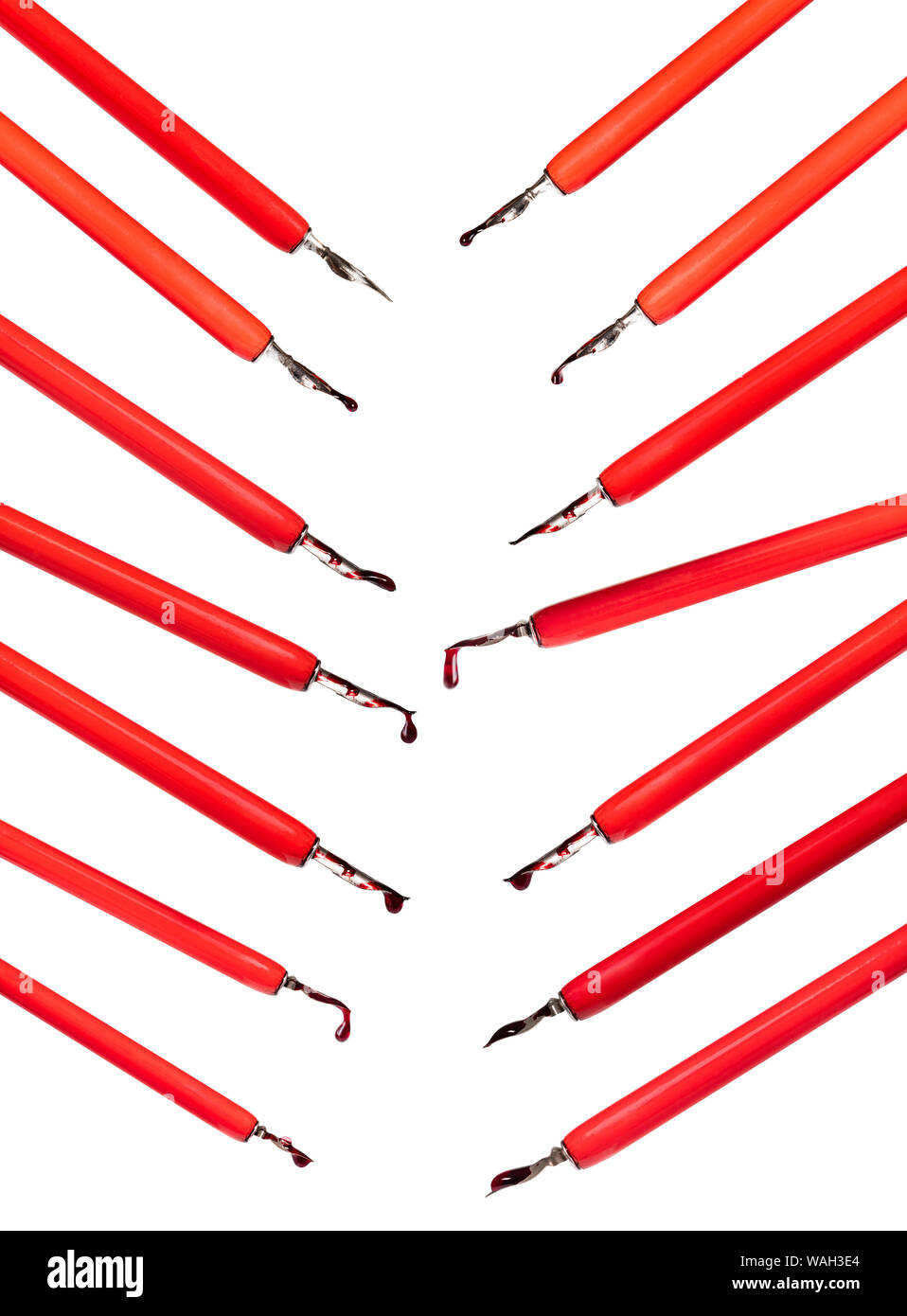 Set di dip rosso per penne con gocce di inchiostro ritagliata su sfondo bianco Foto Stock