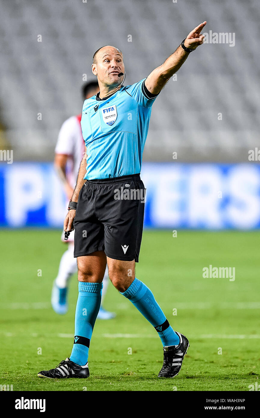 NICOSIA , 20-08-2019 , GSP Stadium , Champions League playoff, stagione 2019-2020 , arbitro Antonio Mateu Lahoz durante il match Bologna Nicosia - Ajax Foto Stock