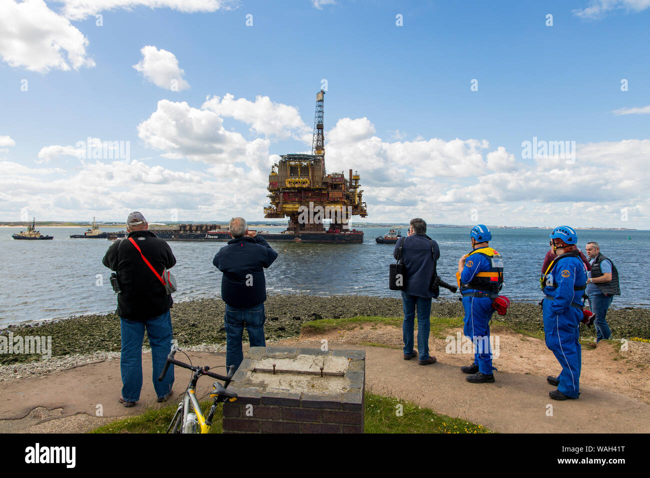 Dopo oltre quarant anni di produzione di petrolio, smantellata Bravo Brent Oil Rig è trainato nel Fiume Tees estuario per essere spezzato per il rottame. Foto Stock