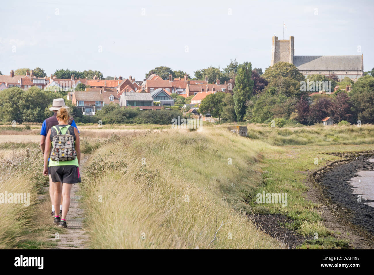 Camminando oltre il Fiume Ore a Orford, costa di Suffolk, Inghilterra, Regno Unito Foto Stock