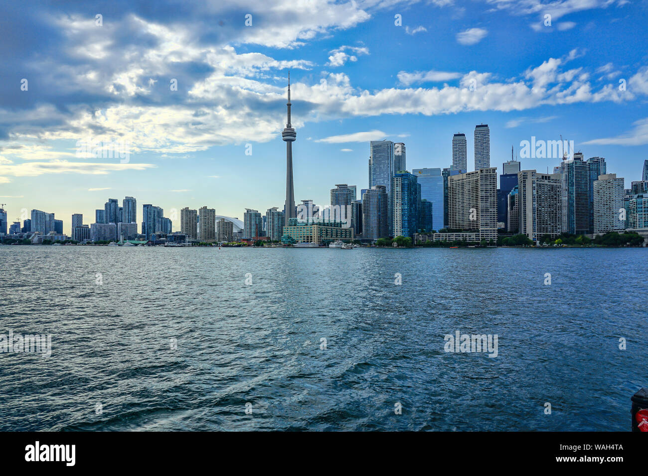 Porto di Toronto e traghetti per l'isola di Toronto come pure la CN tower, Toronto, Ontario, Canada, America settentrionale del lago Ontario Foto Stock