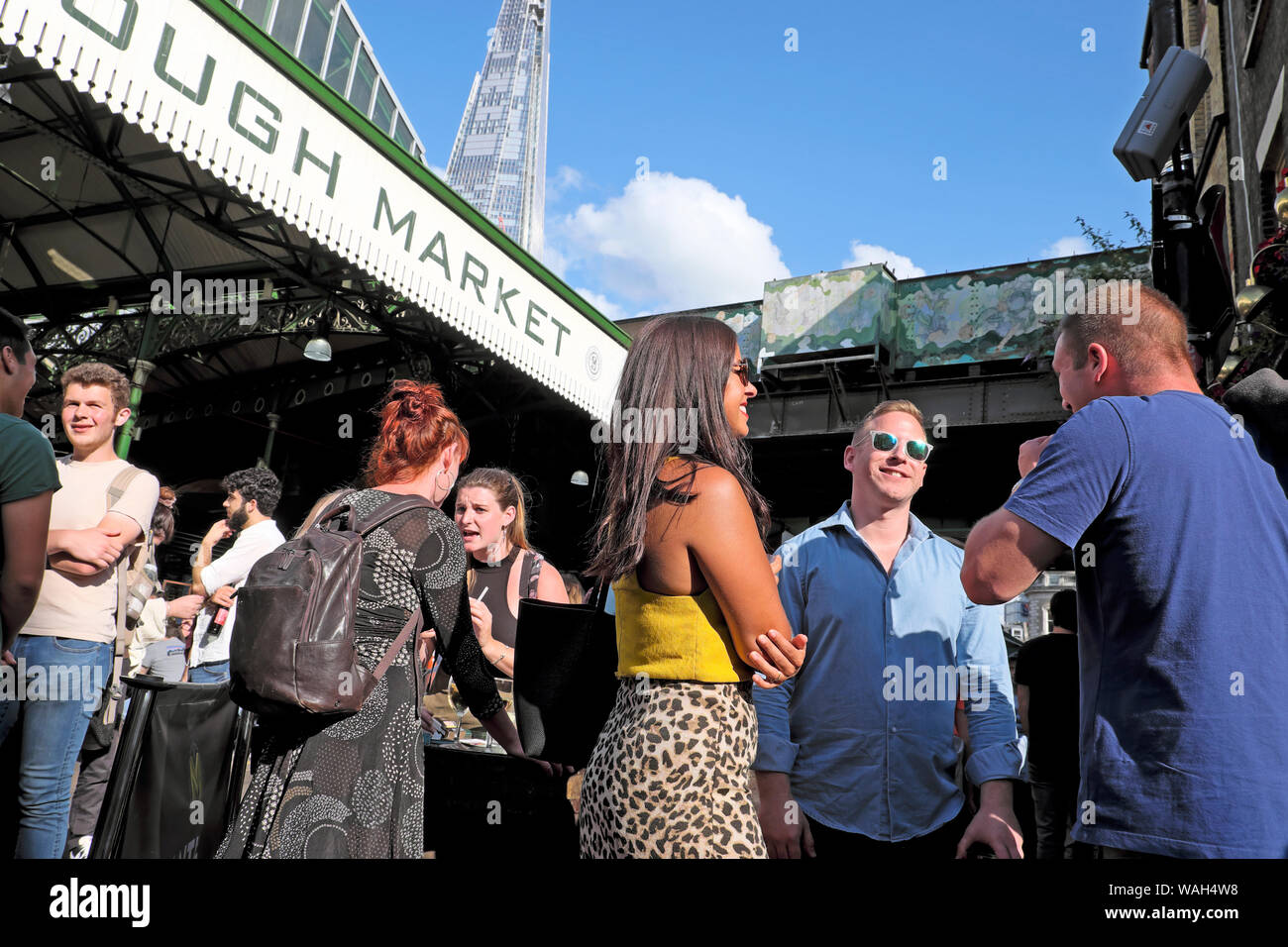 Persone amici bere e parlare fuori mercato Porter pub Borough Mercato su Stoney Street a Southwark South London SE1 Inghilterra REGNO UNITO KATHY DEWITT Foto Stock