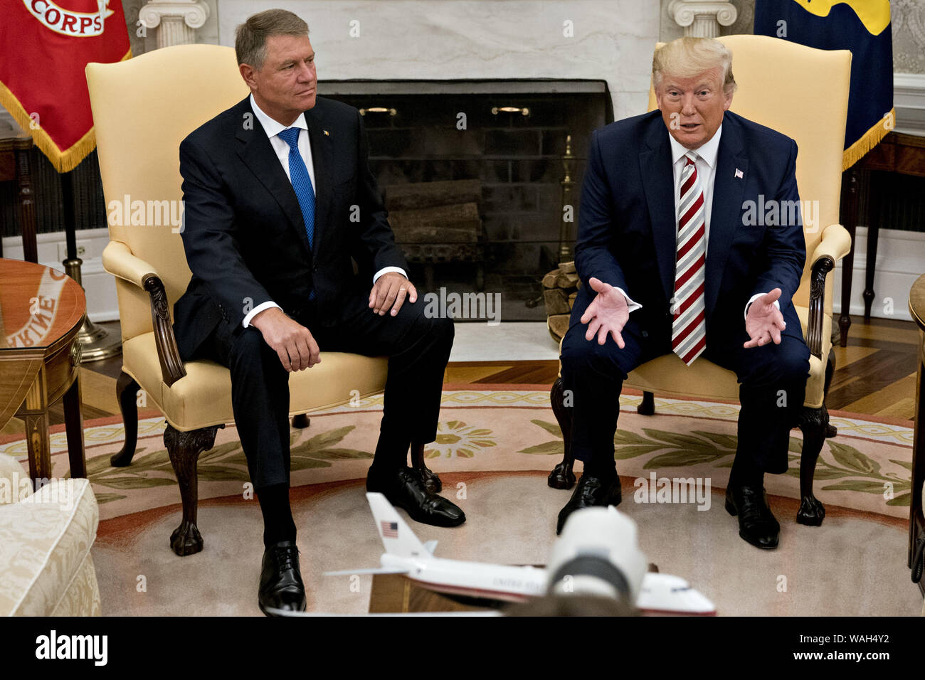 Washington, Distretto di Columbia, Stati Uniti d'America. 20 agosto 2019. Il Presidente degli Stati Uniti, Trump, destra parla come Klaus Iohannis, Romania il presidente ascolta durante una riunione in ufficio Ovale della Casa Bianca di Washington, DC, Stati Uniti, martedì 20 agosto, 2019. Trump ha detto oggi ha ''non è pronto a fare un accordo con la Cina, ' ma aggiunge Pechino vuole un accordo e poteva accadere qualcosa al più presto. Credito: Andrew Harrer/Piscina via CNP Credito: Andrew Harrer/CNP/ZUMA filo/Alamy Live News Foto Stock