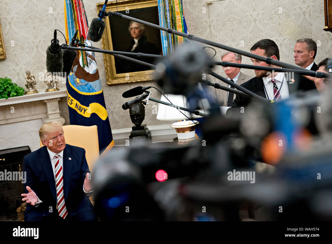 Il Presidente degli Stati Uniti, Trump, sinistra, parla durante un incontro con Klaus Iohannis, Romania il presidente, non raffigurato, nell'Ufficio Ovale della Casa Bianca a Washington DC, Stati Uniti, martedì 20 agosto, 2019. Trump ha detto oggi ha 'non pronto per fare un accordo con la Cina", ma aggiunge Pechino vuole un accordo e poteva accadere qualcosa al più presto. Credito: Andrew Harrer / Pool via CNP | Utilizzo di tutto il mondo Foto Stock