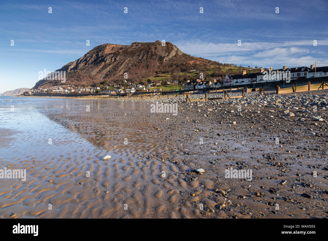 Spiaggia e capezzagna a Manchester sulla costa settentrionale del Galles Foto Stock