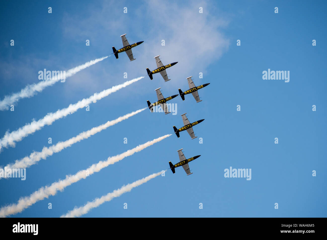 Breitling Jet Team formazione battenti aerobatic con sentieri di fumo in aria Foto Stock