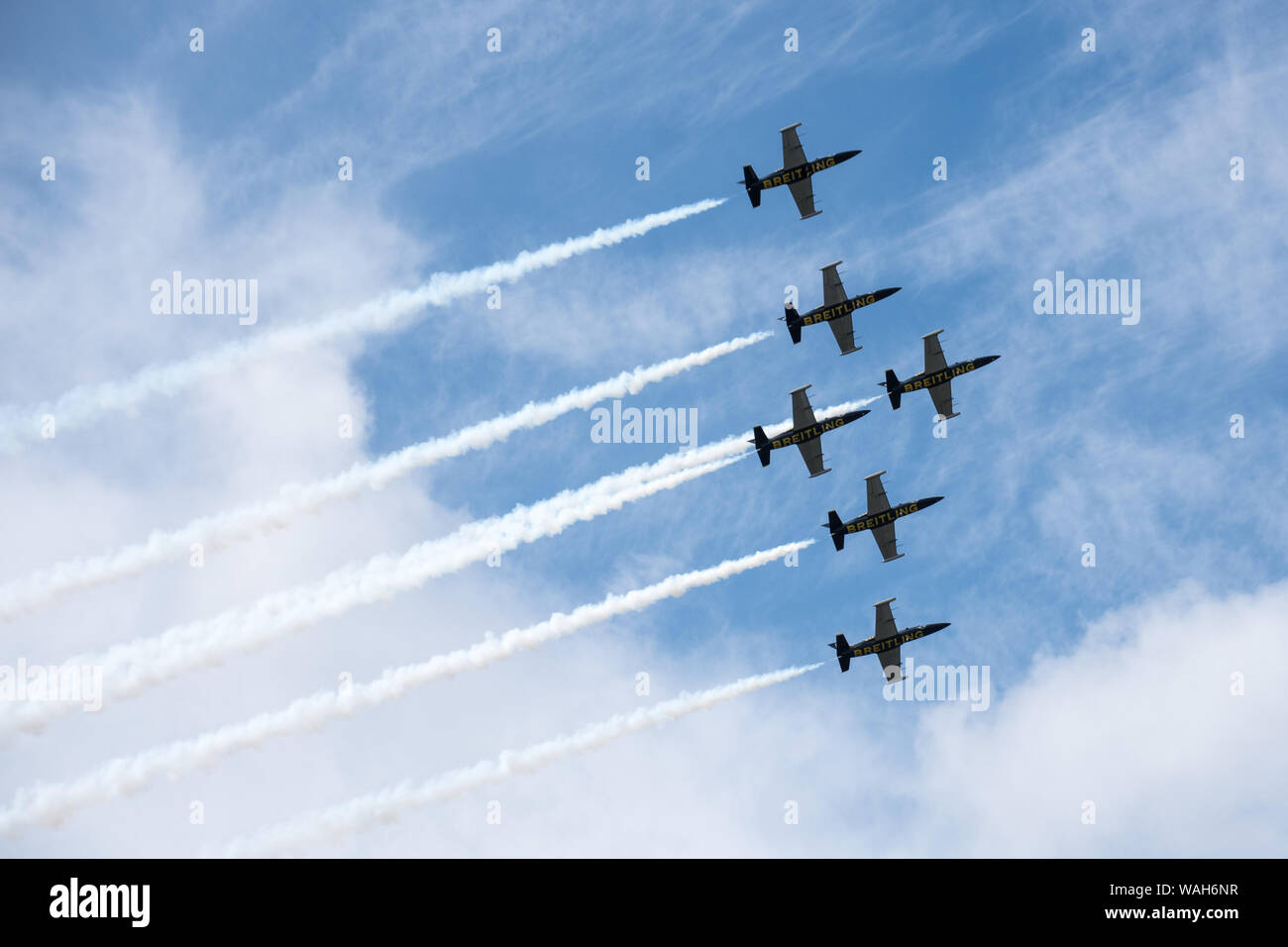 Breitling Jet Team formazione battenti aerobatic con sentieri di fumo in aria Foto Stock