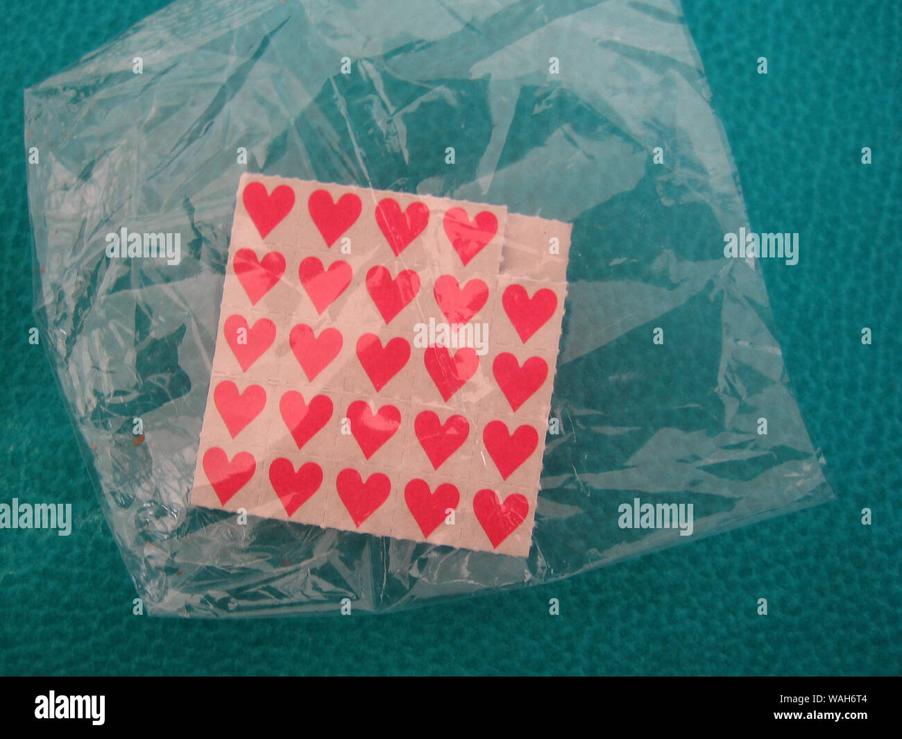 Cuori rossi carte stick lsd droghe le stampe artistiche nel baco di sigaretta Foto Stock