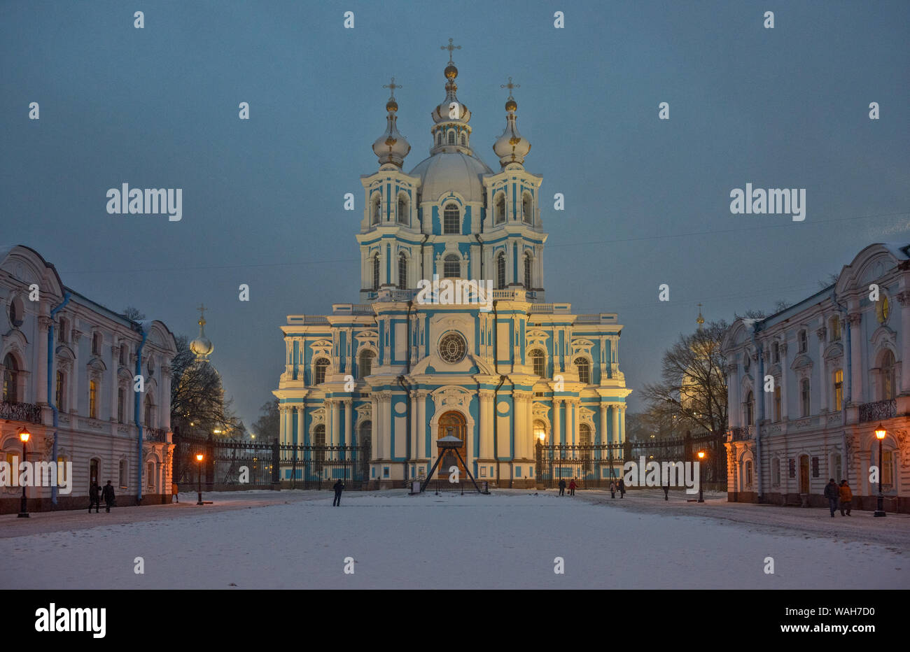 Nevicate invernali e il Convento Smolny n inverno del crepuscolo. San Pietroburgo, Russia. Foto Stock Nevicate invernali e il Convento Smolny n inverno del crepuscolo. San Pietroburgo, Russia. Foto Stock