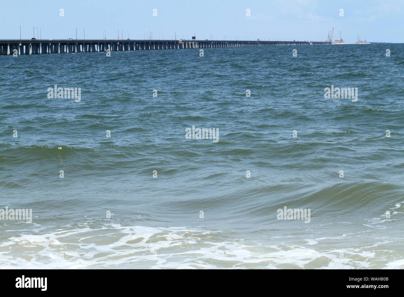Vista della Chesapeake Bay Bridge-tunnel da Virginia Beach, Stati Uniti d'America Foto Stock