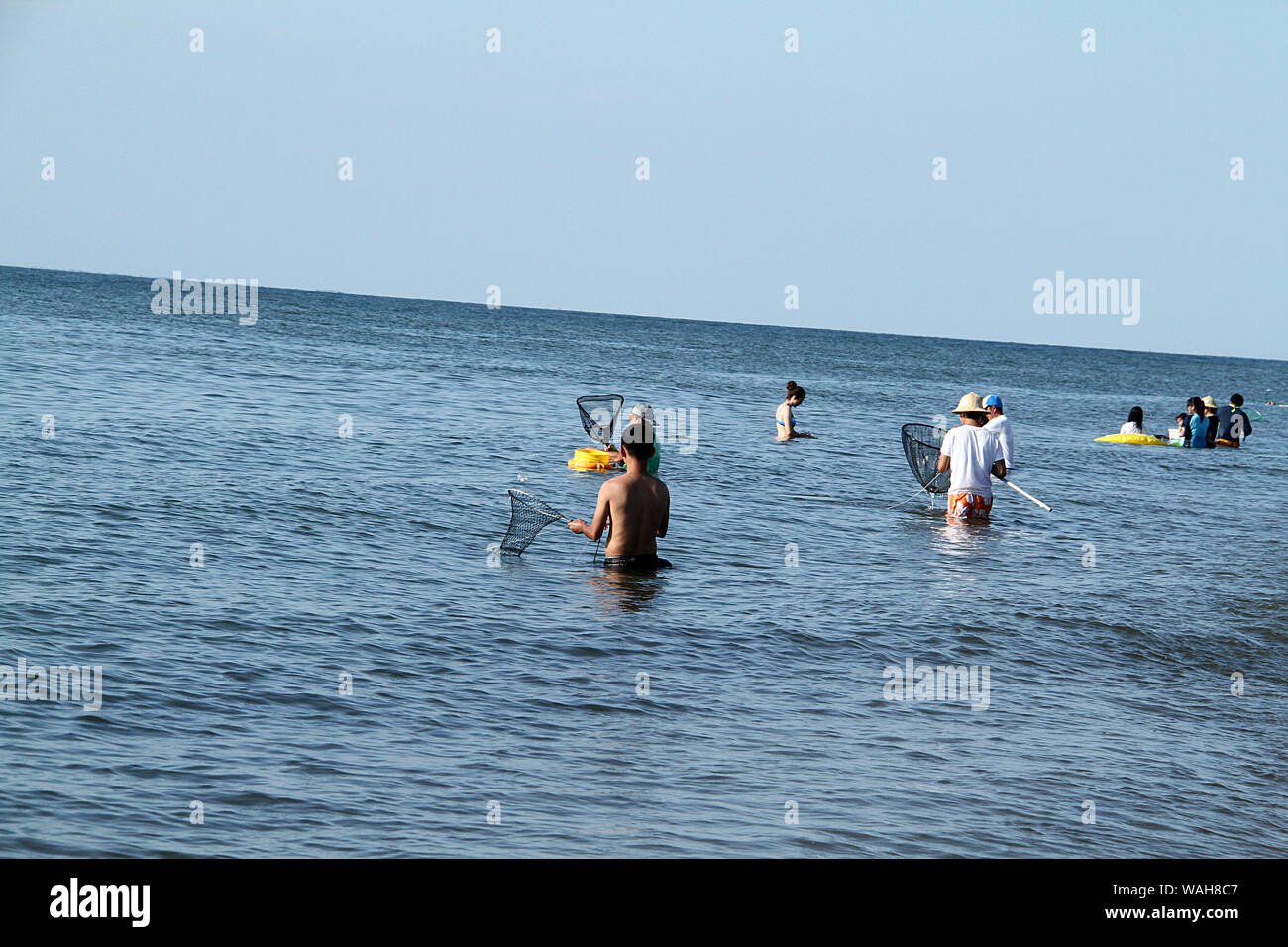 Un gruppo di persone con le reti da pesca la cattura di granchi a Virginia Beach, Stati Uniti d'America Foto Stock