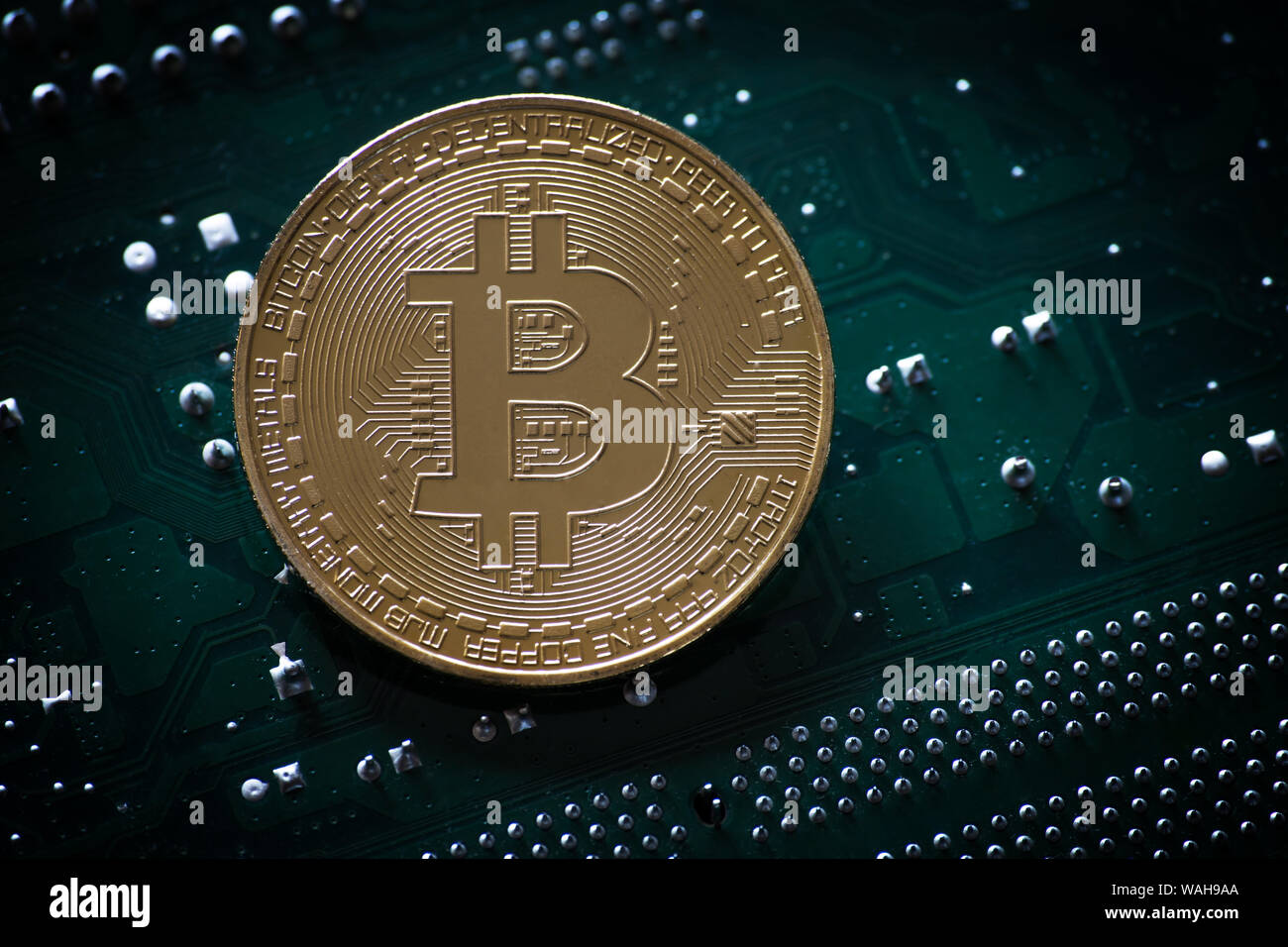 Simbolo bitcoin moneta sul computer parte dello sfondo. sfondo cryptocurrency Foto Stock