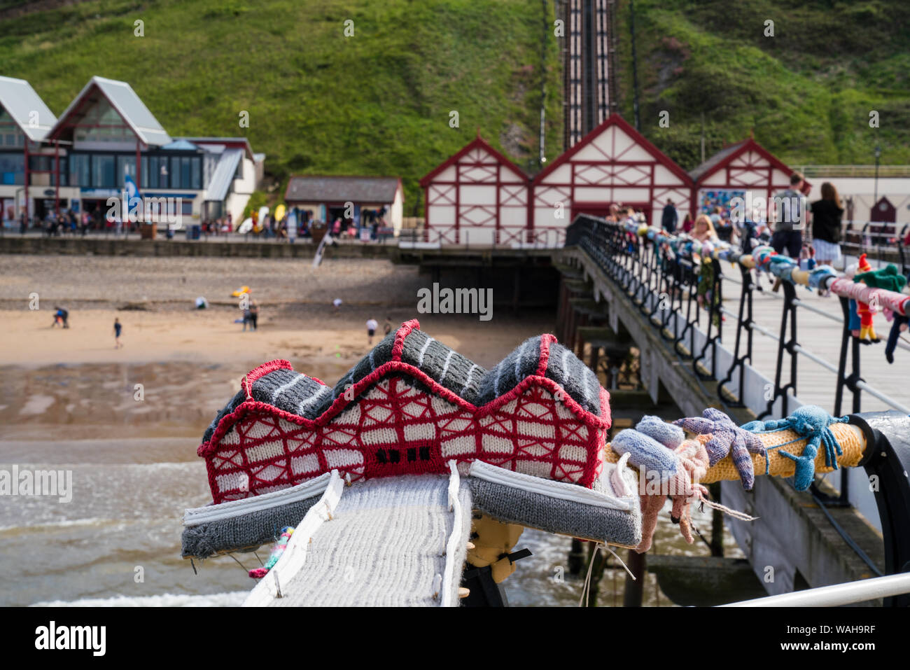 Un filato il bombardamento di installazione di una maglia replica del molo Saltburn dal mare, parte di una grande comunità ha organizzato la celebrazione. Foto Stock