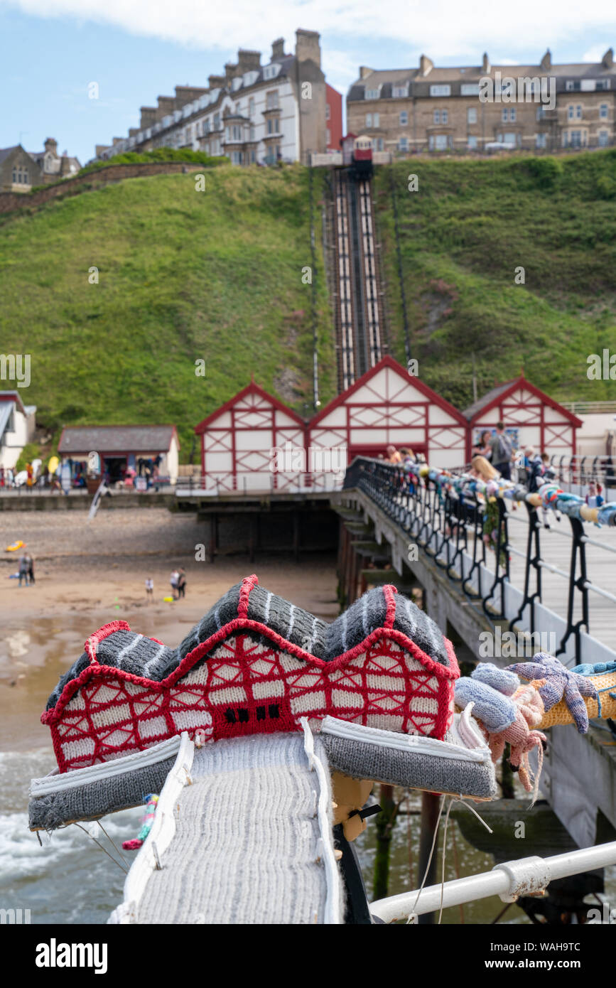 Un filato il bombardamento di installazione di una maglia replica del molo Saltburn dal mare, parte di una grande comunità ha organizzato la celebrazione. Foto Stock