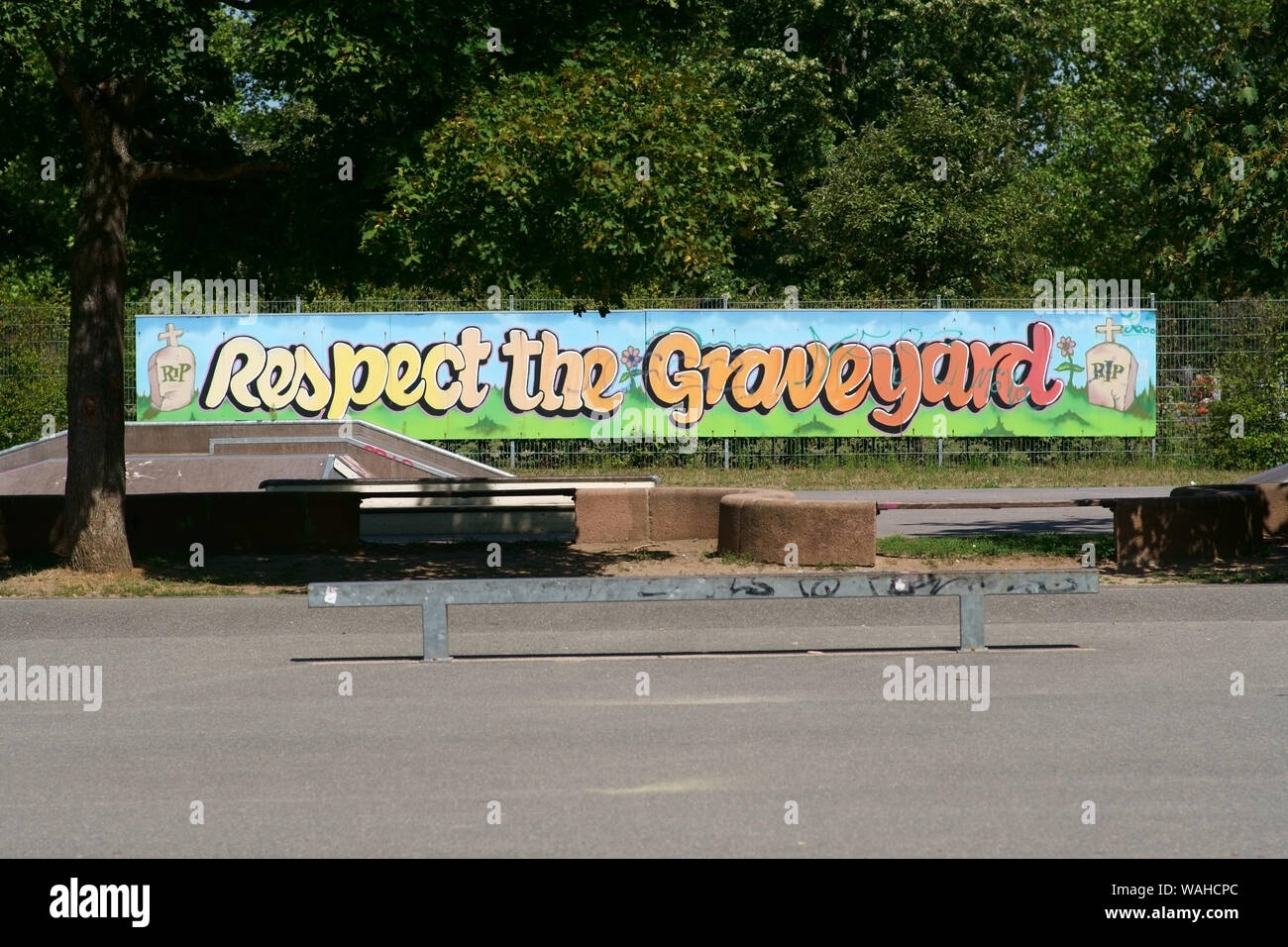 Walldorf, Germania - 11 agosto 2019: le piste da skate di una gioventù e sport park sul bordo di un parco paesaggio con graffiti su agosto 11, 2019 in W Foto Stock