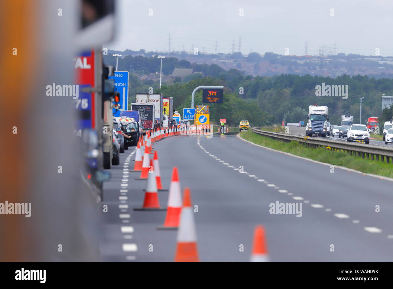 Il traffico a un fermo sulla M62 tra junction 31 & 30 sulla carreggiata in direzione ovest a causa di un incidente che coinvolge un motociclista e camion. Foto Stock