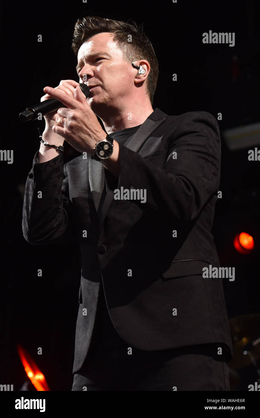 80's pop star Rick Astley eseguendo all Ippodromo di Haydock Park offre: Rick Astley dove: Haydock, Regno Unito quando: 20 lug 2019 Credit: Graham Finney/WENN Foto Stock