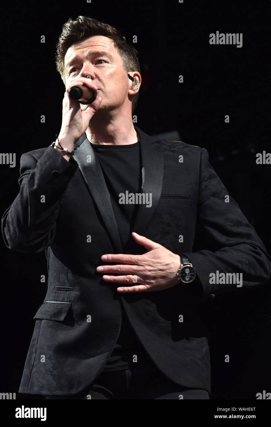 80's pop star Rick Astley eseguendo all Ippodromo di Haydock Park offre: Rick Astley dove: Haydock, Regno Unito quando: 20 lug 2019 Credit: Graham Finney/WENN Foto Stock
