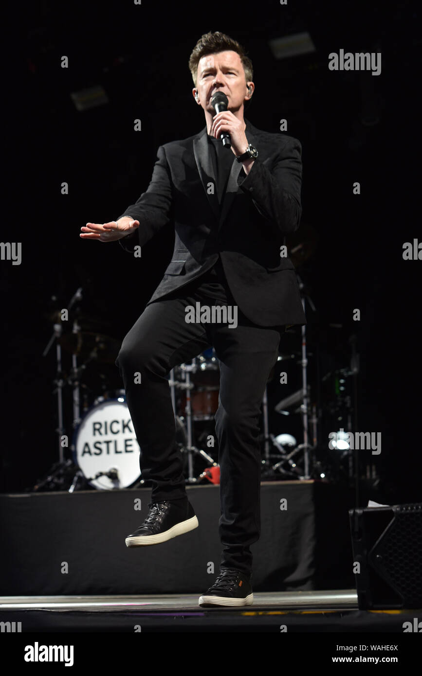80's pop star Rick Astley eseguendo all Ippodromo di Haydock Park offre: Rick Astley dove: Haydock, Regno Unito quando: 20 lug 2019 Credit: Graham Finney/WENN Foto Stock