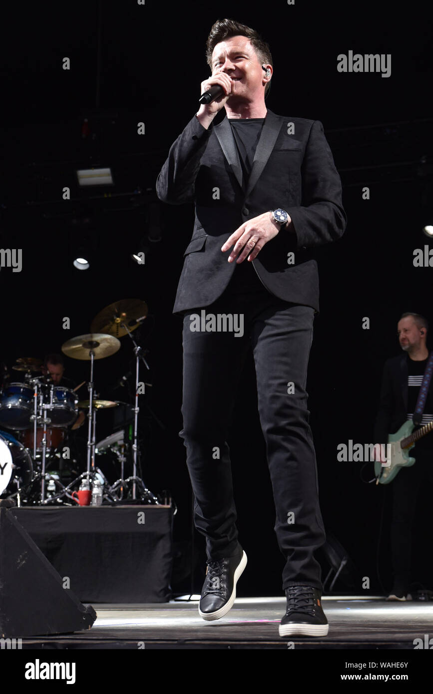 80's pop star Rick Astley eseguendo all Ippodromo di Haydock Park offre: Rick Astley dove: Haydock, Regno Unito quando: 20 lug 2019 Credit: Graham Finney/WENN Foto Stock