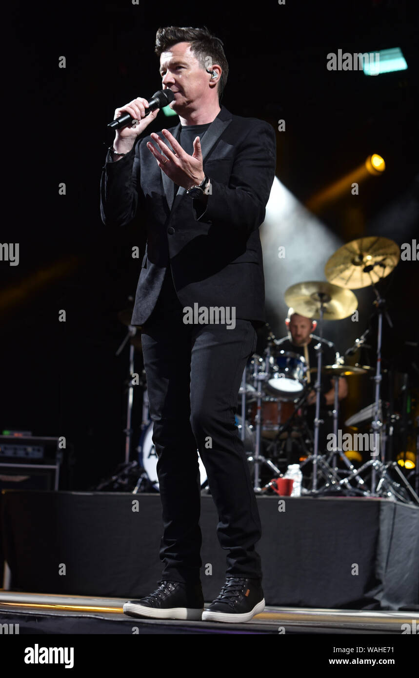 80's pop star Rick Astley eseguendo all Ippodromo di Haydock Park offre: Rick Astley dove: Haydock, Regno Unito quando: 20 lug 2019 Credit: Graham Finney/WENN Foto Stock
