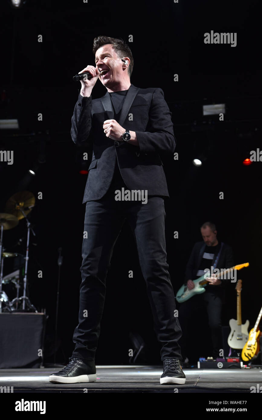80's pop star Rick Astley eseguendo all Ippodromo di Haydock Park offre: Rick Astley dove: Haydock, Regno Unito quando: 20 lug 2019 Credit: Graham Finney/WENN Foto Stock
