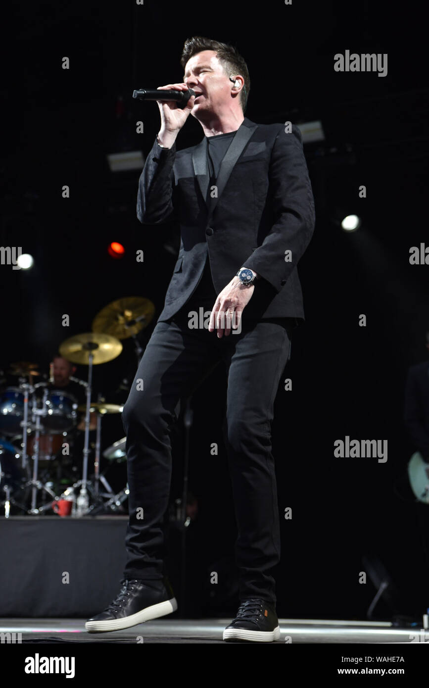 80's pop star Rick Astley eseguendo all Ippodromo di Haydock Park offre: Rick Astley dove: Haydock, Regno Unito quando: 20 lug 2019 Credit: Graham Finney/WENN Foto Stock