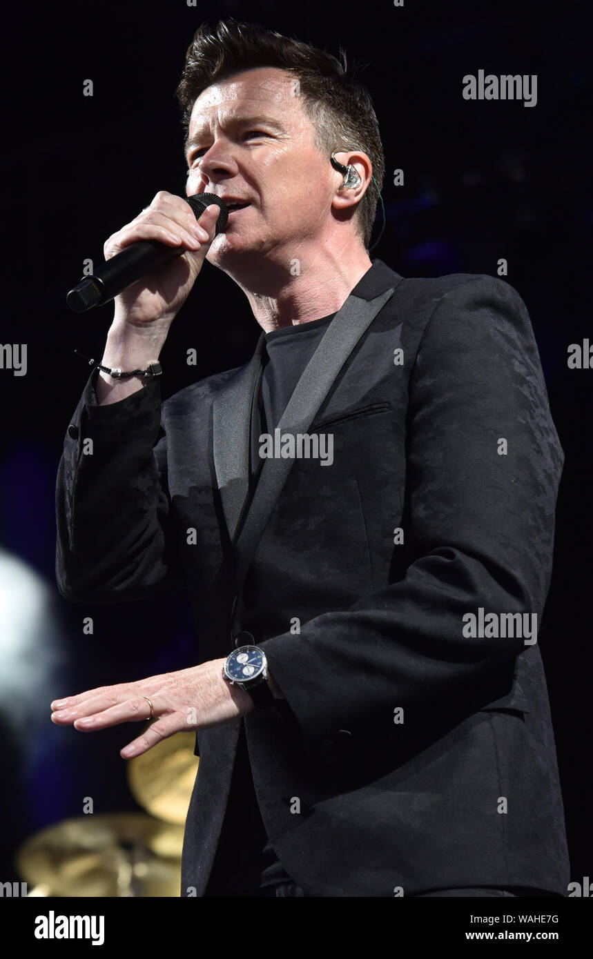 80's pop star Rick Astley eseguendo all Ippodromo di Haydock Park offre: Rick Astley dove: Haydock, Regno Unito quando: 20 lug 2019 Credit: Graham Finney/WENN Foto Stock