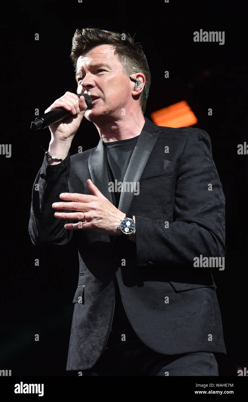 80's pop star Rick Astley eseguendo all Ippodromo di Haydock Park offre: Rick Astley dove: Haydock, Regno Unito quando: 20 lug 2019 Credit: Graham Finney/WENN Foto Stock