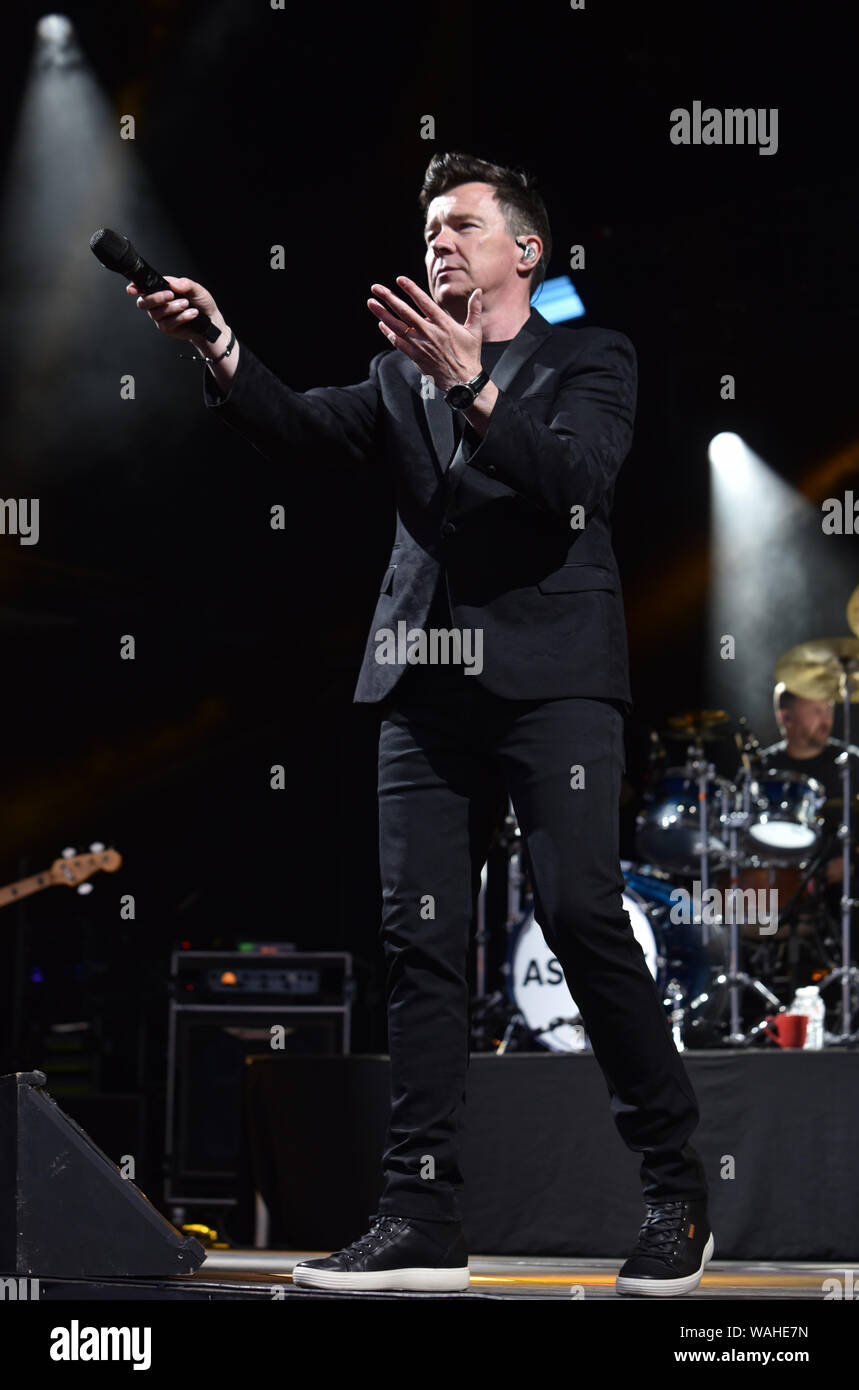 80's pop star Rick Astley eseguendo all Ippodromo di Haydock Park offre: Rick Astley dove: Haydock, Regno Unito quando: 20 lug 2019 Credit: Graham Finney/WENN Foto Stock